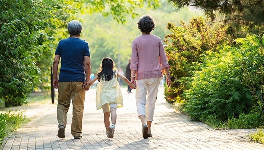 家庭养老是我国最重要的养老模式，包括失能老年人仍然依靠家庭力